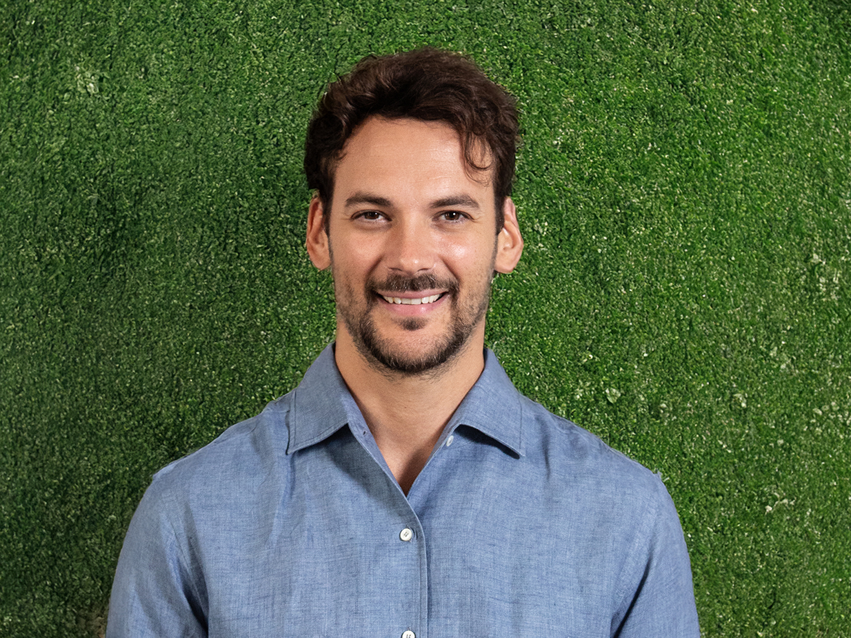 Joaquín Basanta, director de Agro Sustentable, frente a fondo vegetal, promotor de tecnologías de riego eficiente con sensores.
