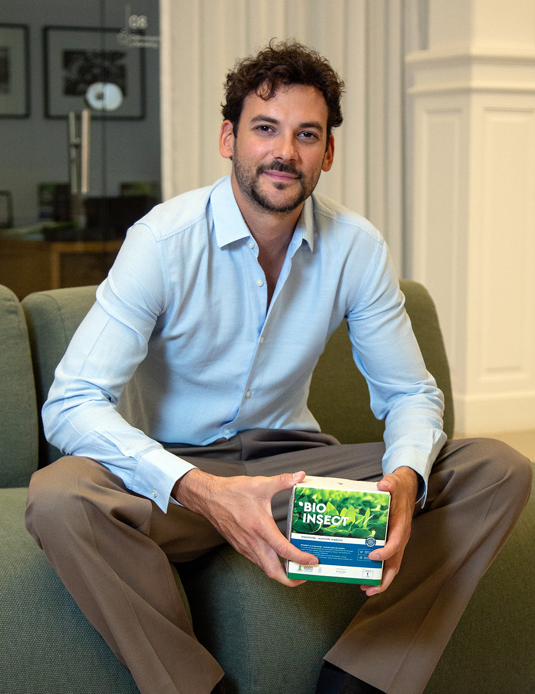 Joaquín Basanta, líder de Agro Sustentable, sostiene un envase de BIOINSECT, bioinsecticida ecológico para cultivos como el pepino.