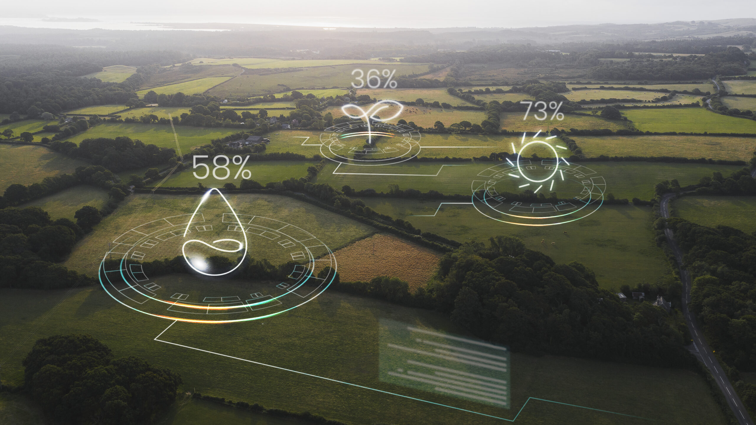 Vista aérea de campos agrícolas con gráficos digitales superpuestos que muestran datos de humedad, crecimiento vegetal y radiación solar como parte de un sistema de agricultura inteligente.