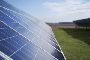 Energía limpia en el campo: paneles solares y baterías para sistemas autónomos